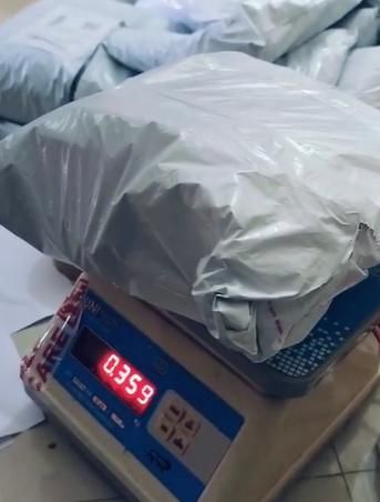 Non-Woven Saree Cover for Wardrobe Storage – Durable Zip Bags with Window (Pack of 6)